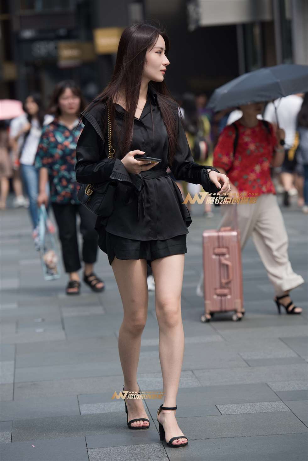 图片[3]-在等车的小姐姐-街拍流行馆