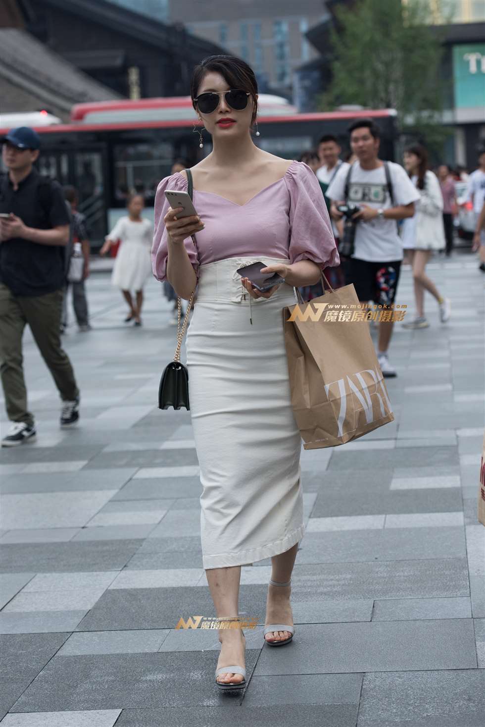 图片[1]-看手机的美女-街拍流行馆