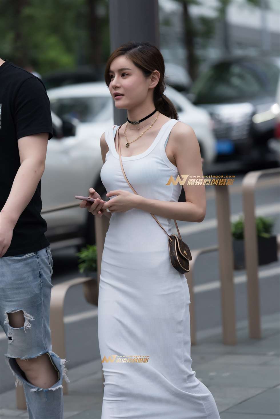 图片[1]-白色包臀裙美女-街拍流行馆