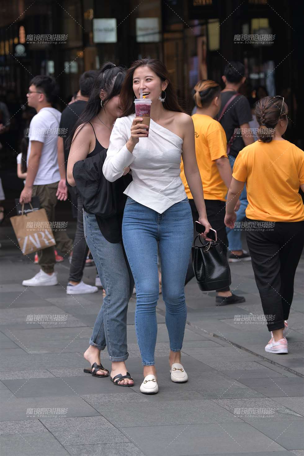 图片[4]-【视觉冲击赛贴】小姐姐，妳这紧牛也太圆润了吧-街拍流行馆
