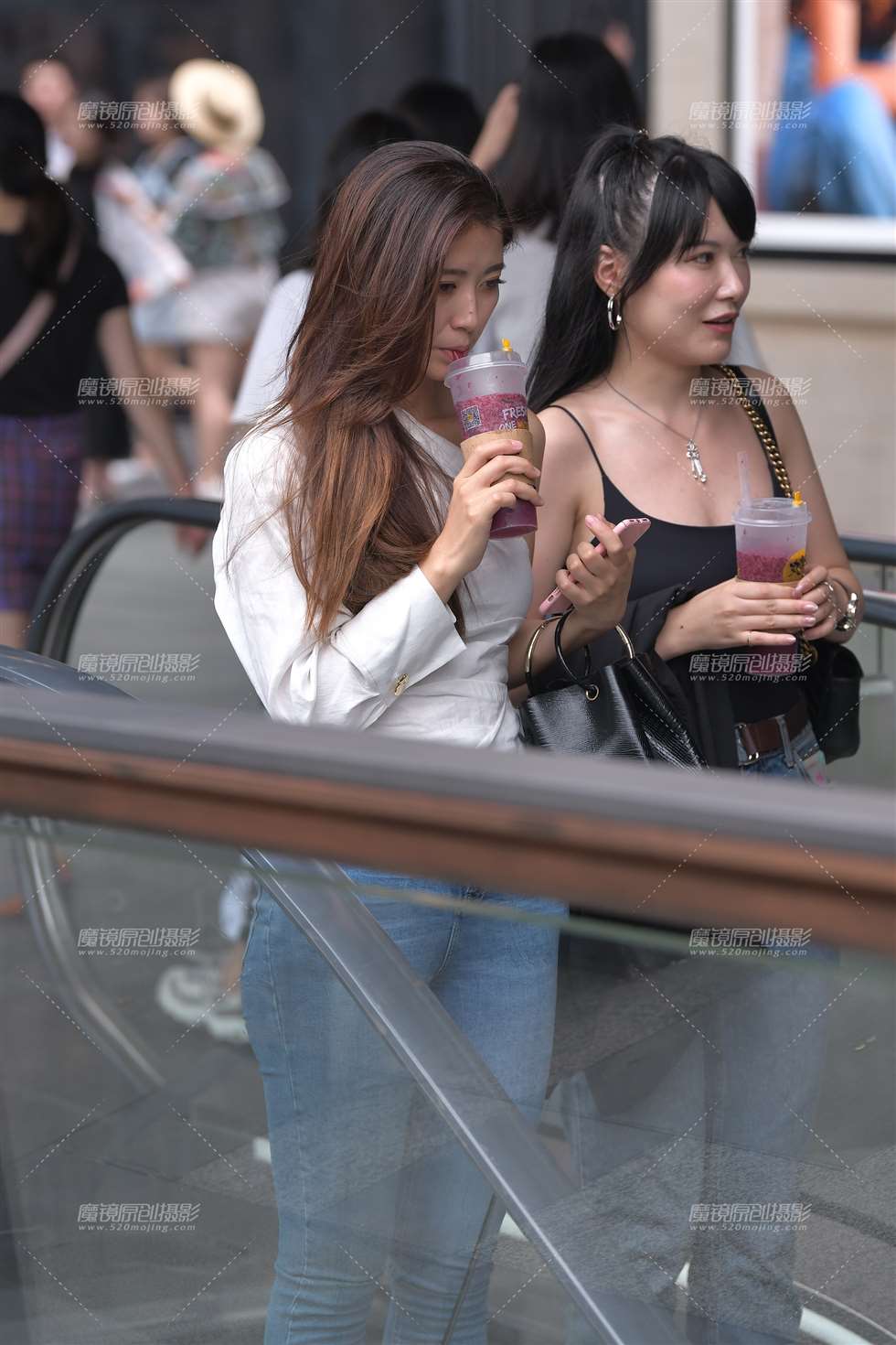 图片[1]-【视觉冲击赛贴】小姐姐，妳这紧牛也太圆润了吧-街拍流行馆