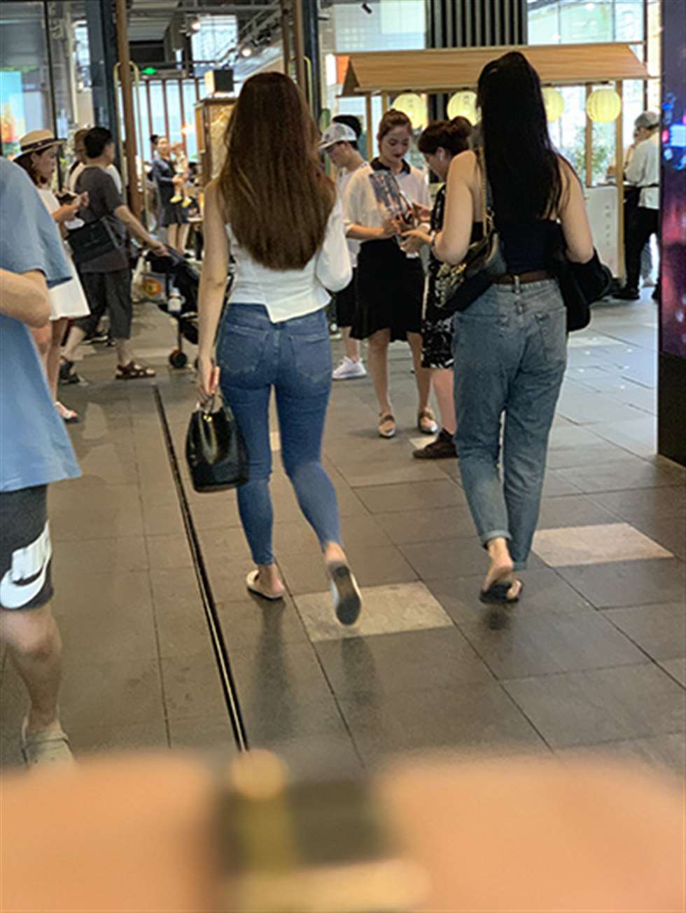 图片[3]-【视觉冲击赛贴】小姐姐，妳这紧牛也太圆润了吧-街拍流行馆