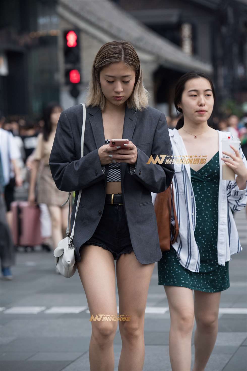 图片[1]-衬衫短裤美女-街拍流行馆