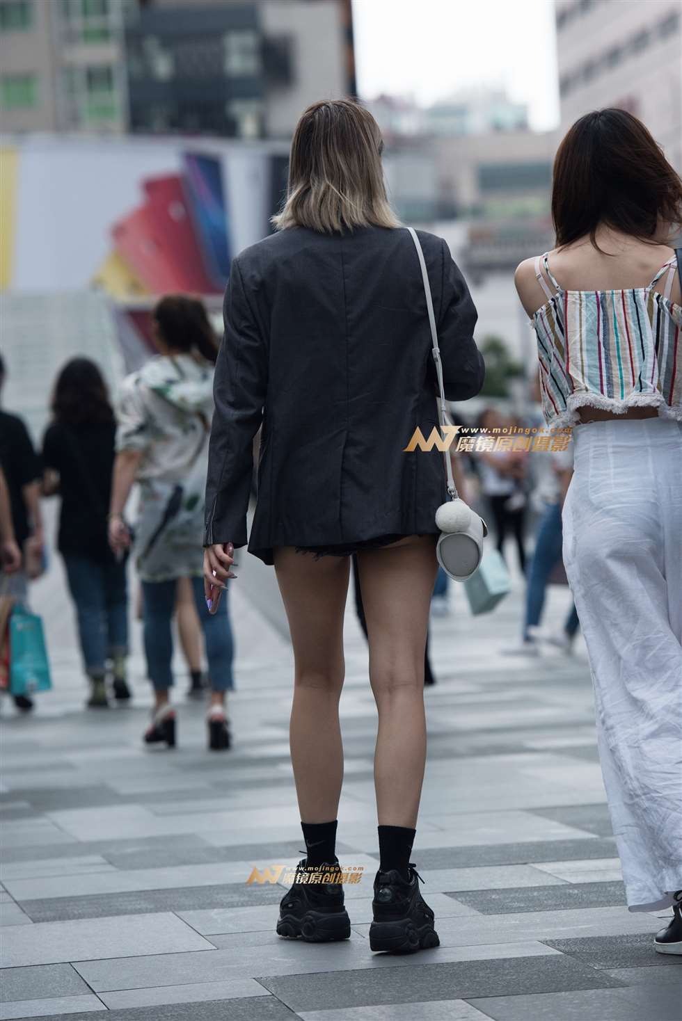 图片[2]-衬衫短裤美女-街拍流行馆