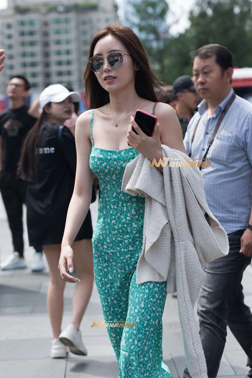 图片[4]-戴墨镜吊带衣服美女-街拍流行馆