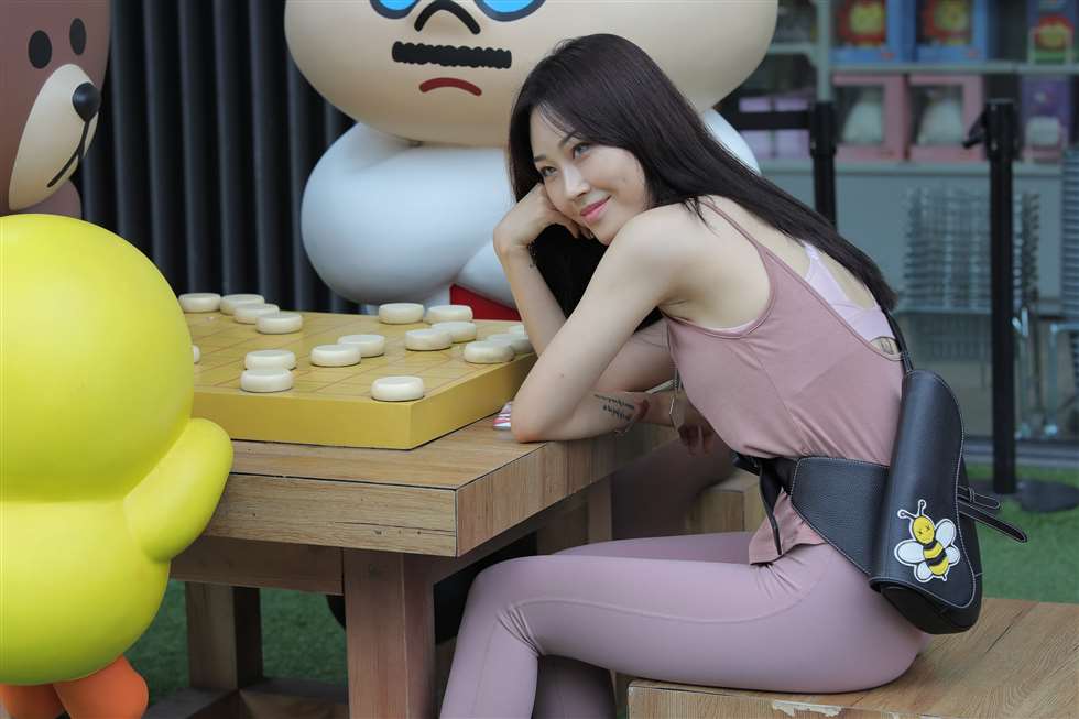 图片[5]-【凯恩赛贴】紧身裤美眉 展现优雅气质-街拍流行馆
