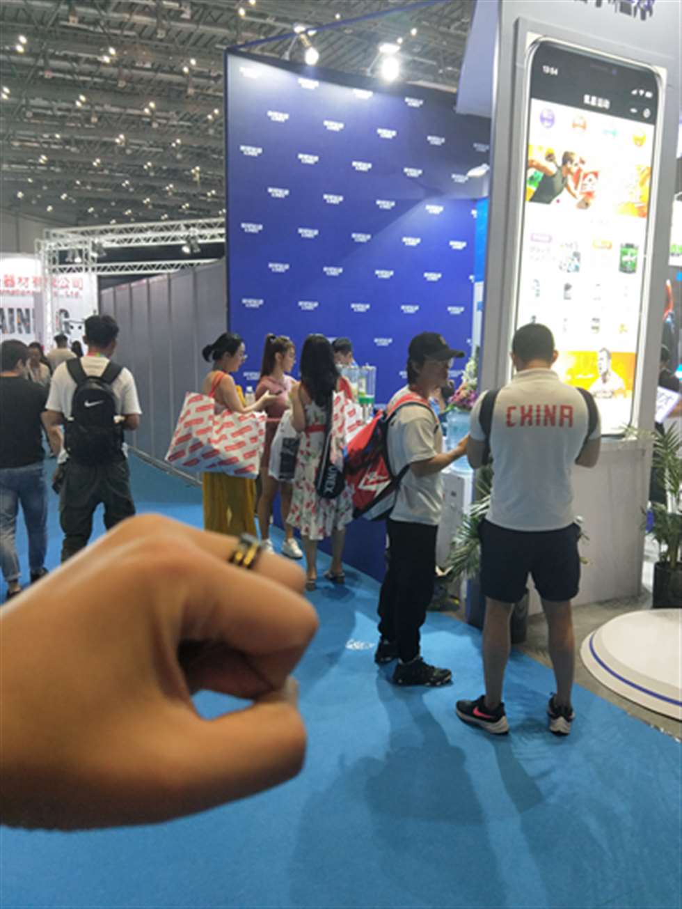 图片[3]-【欧阳幽明赛帖】紧身包臀裙美女深蹲-街拍流行馆
