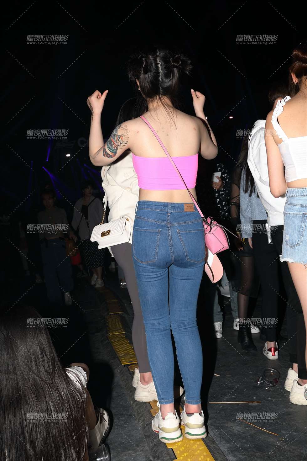 图片[2]-【欧阳幽明赛帖】包臀紧身牛仔裤美女-街拍流行馆