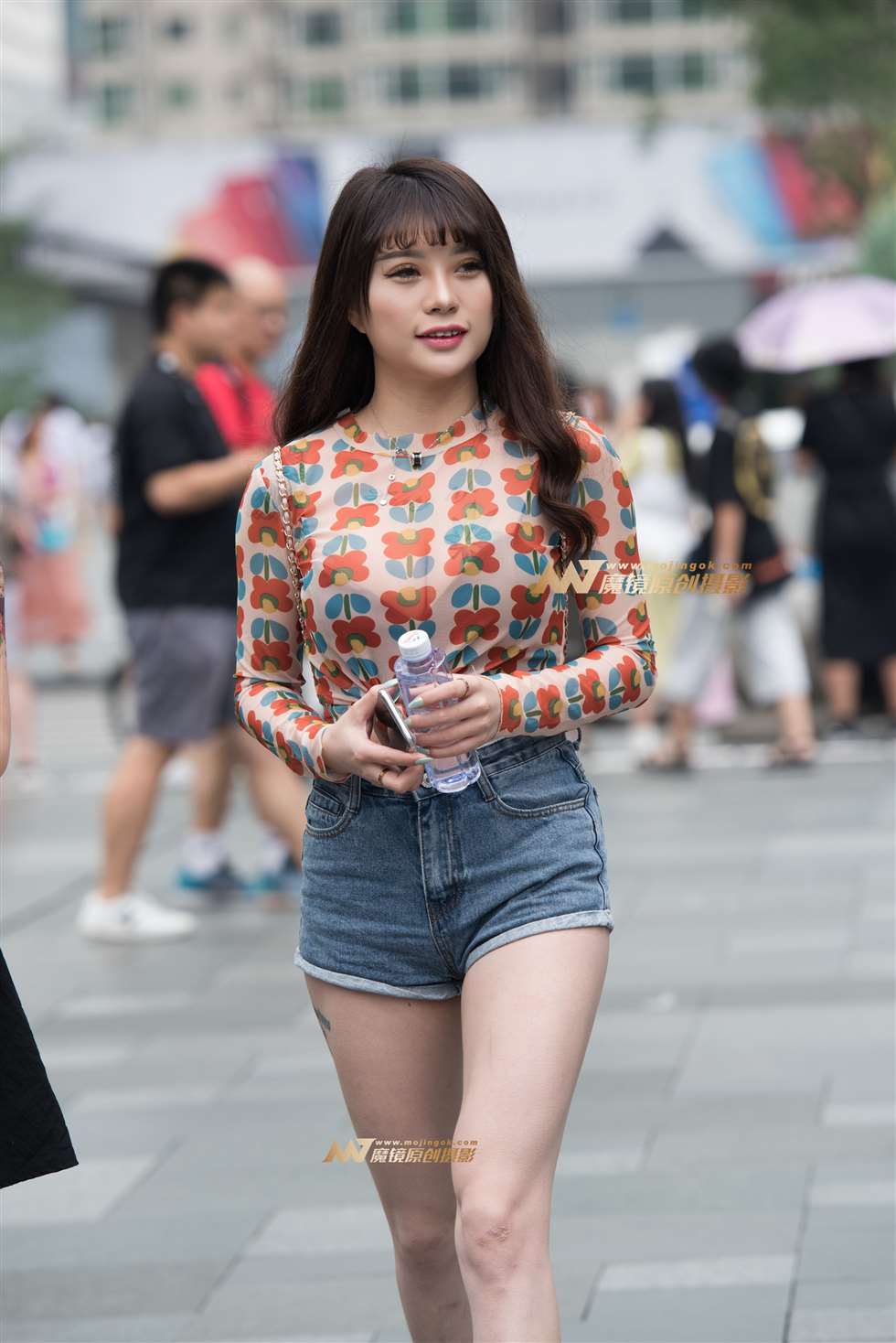 图片[1]-热裤牛子美女-街拍流行馆