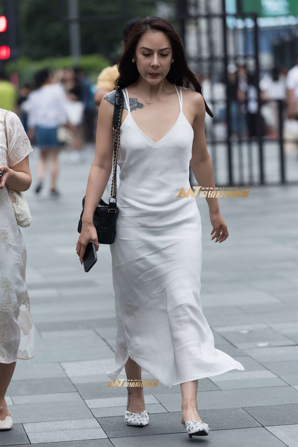 图片[4]-吊带连衣裙美女-街拍流行馆