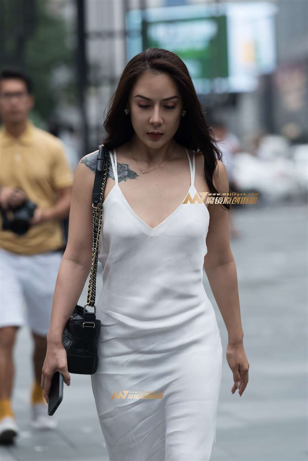 图片[5]-吊带连衣裙美女-街拍流行馆