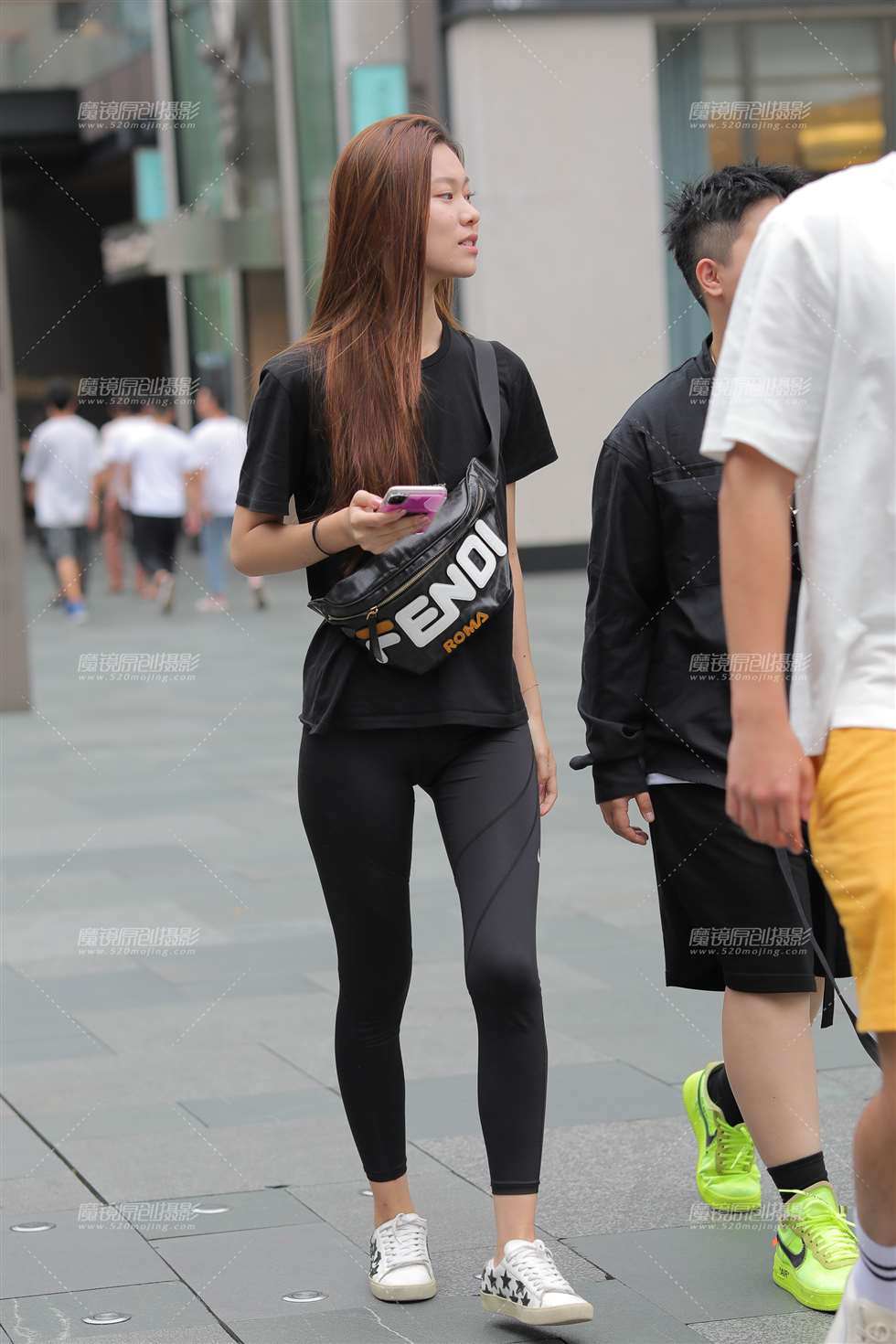 图片[1]-【凯恩赛贴】紧身裤小妹-街拍流行馆