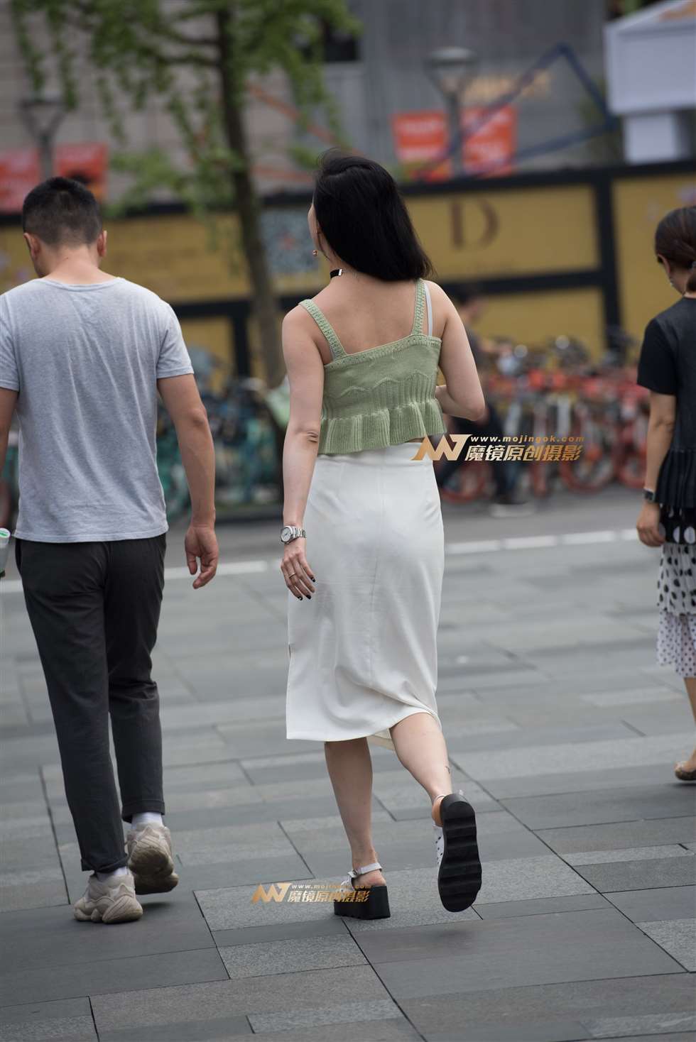 图片[3]-逛街包臀裙美女-街拍流行馆