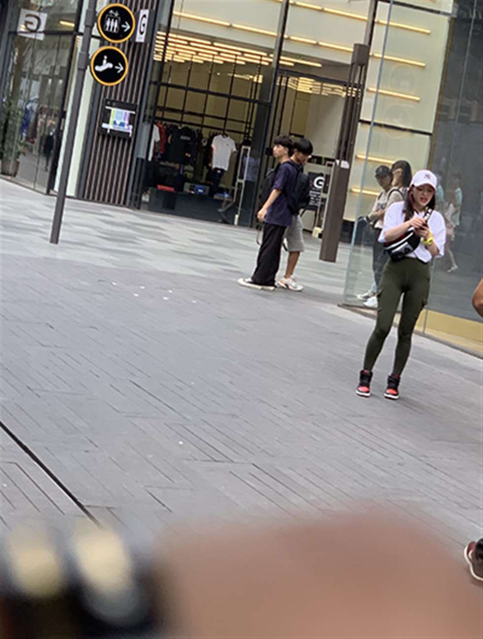 图片[3]-【视觉冲击赛贴】紧致翘臀，军绿色紧身裤美眉-街拍流行馆