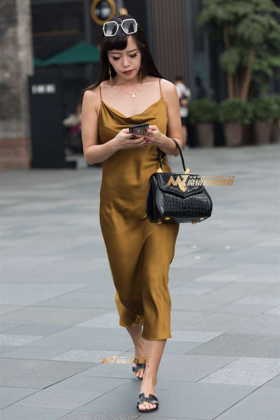 图片[1]-戴墨镜美女-街拍流行馆