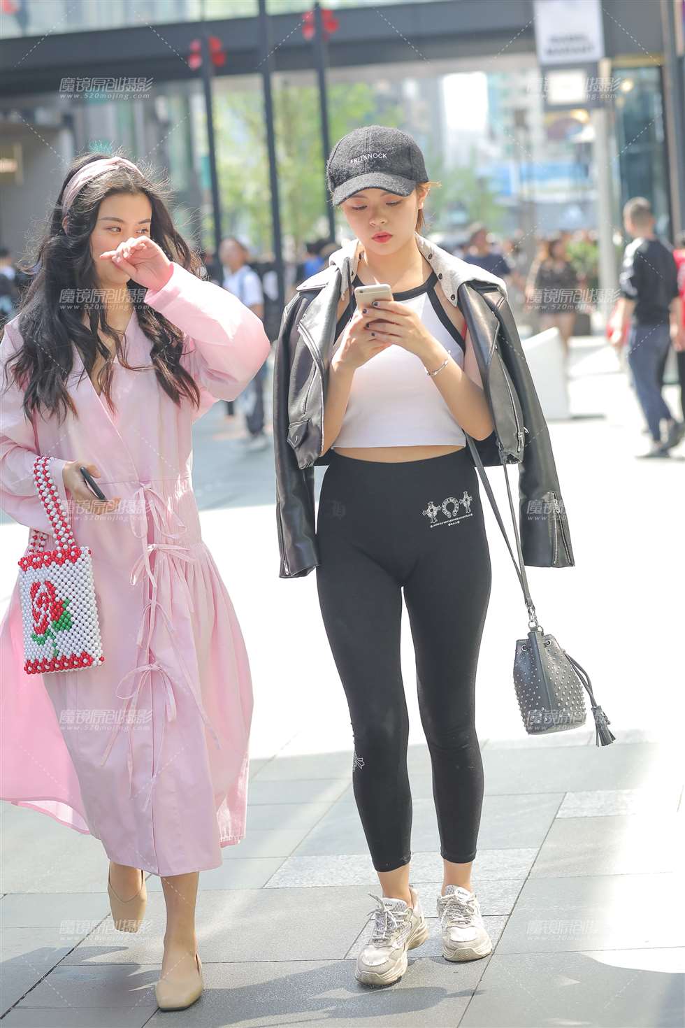 图片[1]-【凯恩赛贴】紧身裤小妹-街拍流行馆