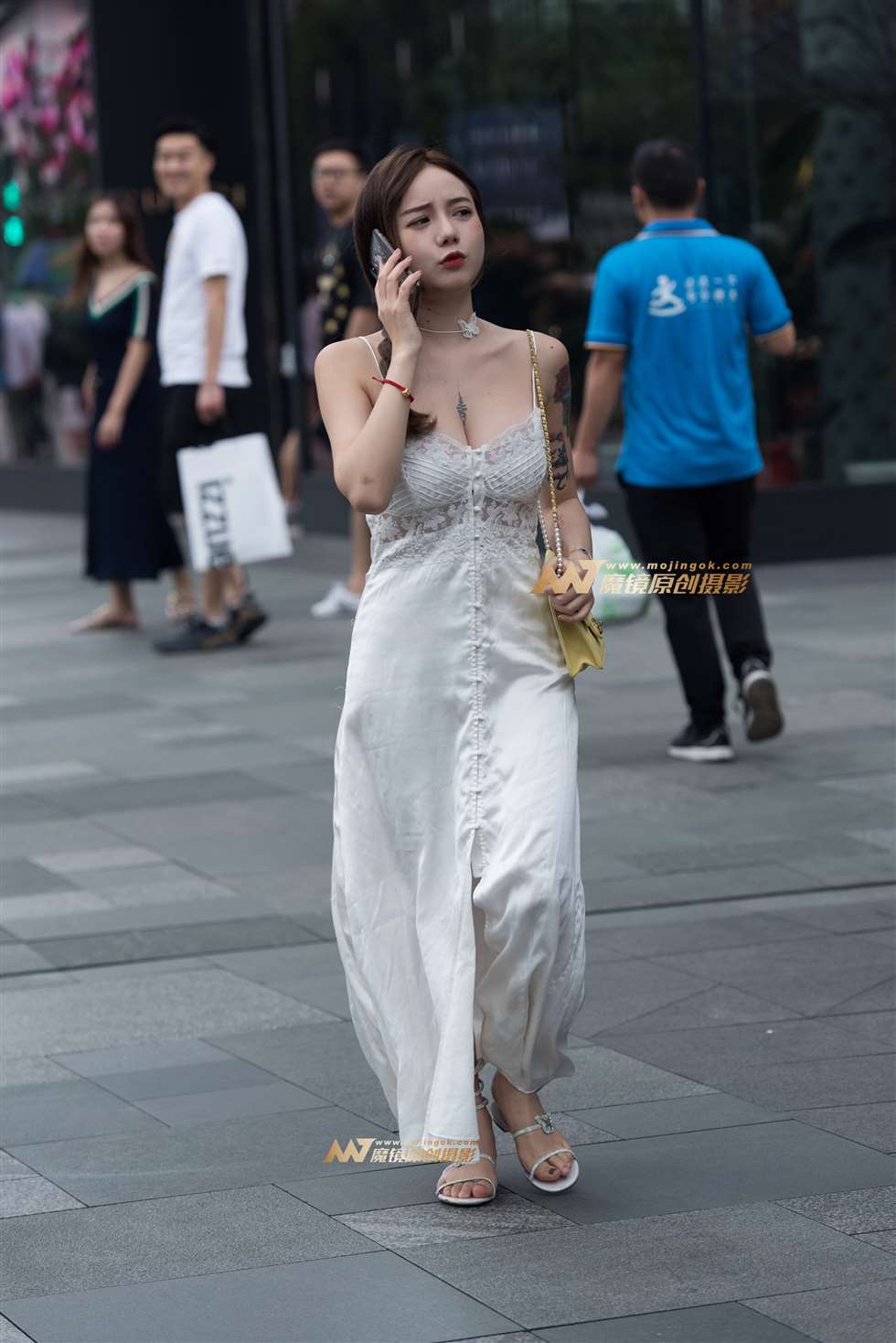 图片[3]-吊带连衣裙美女-街拍流行馆