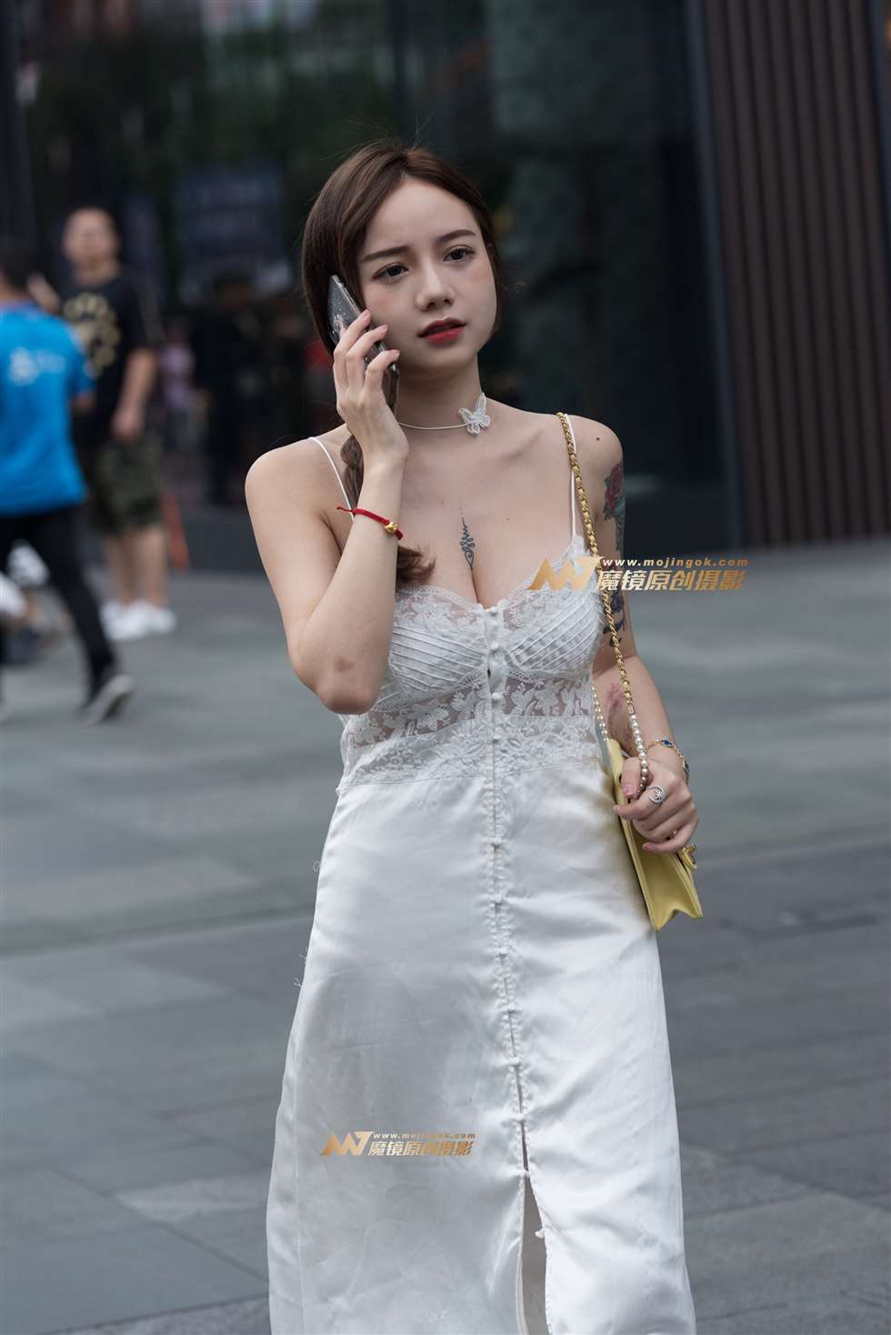 图片[4]-吊带连衣裙美女-街拍流行馆