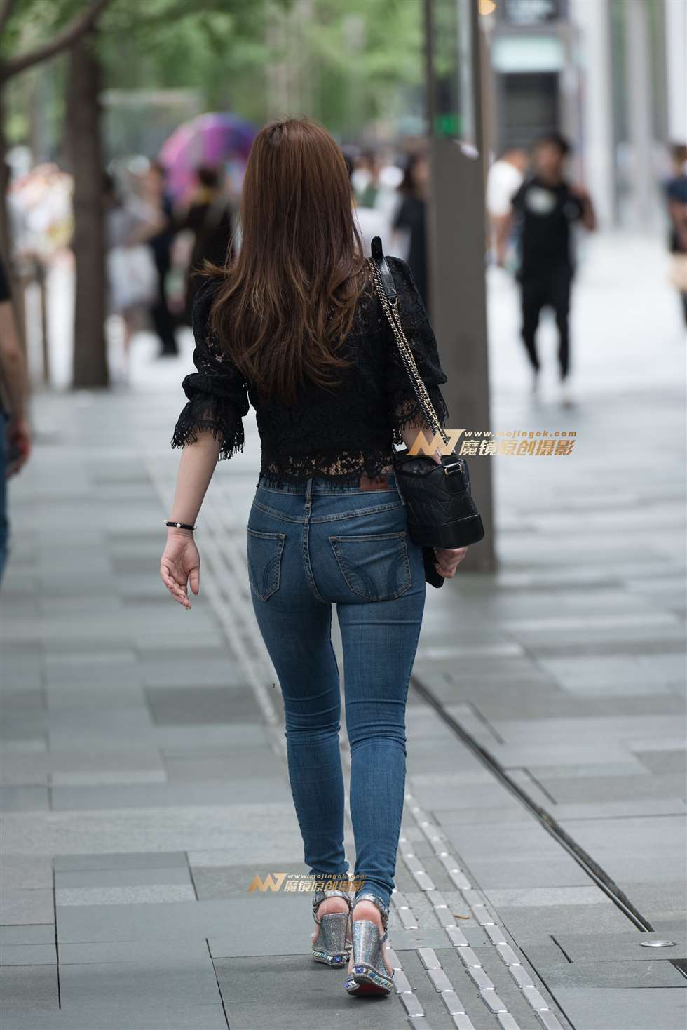 图片[2]-紧身牛子美女-街拍流行馆
