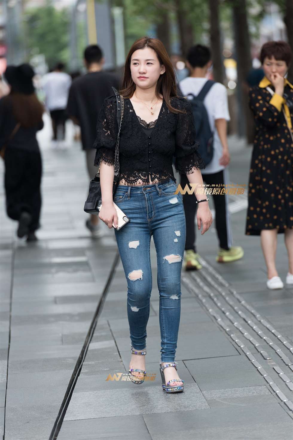 图片[1]-紧身牛子美女-街拍流行馆