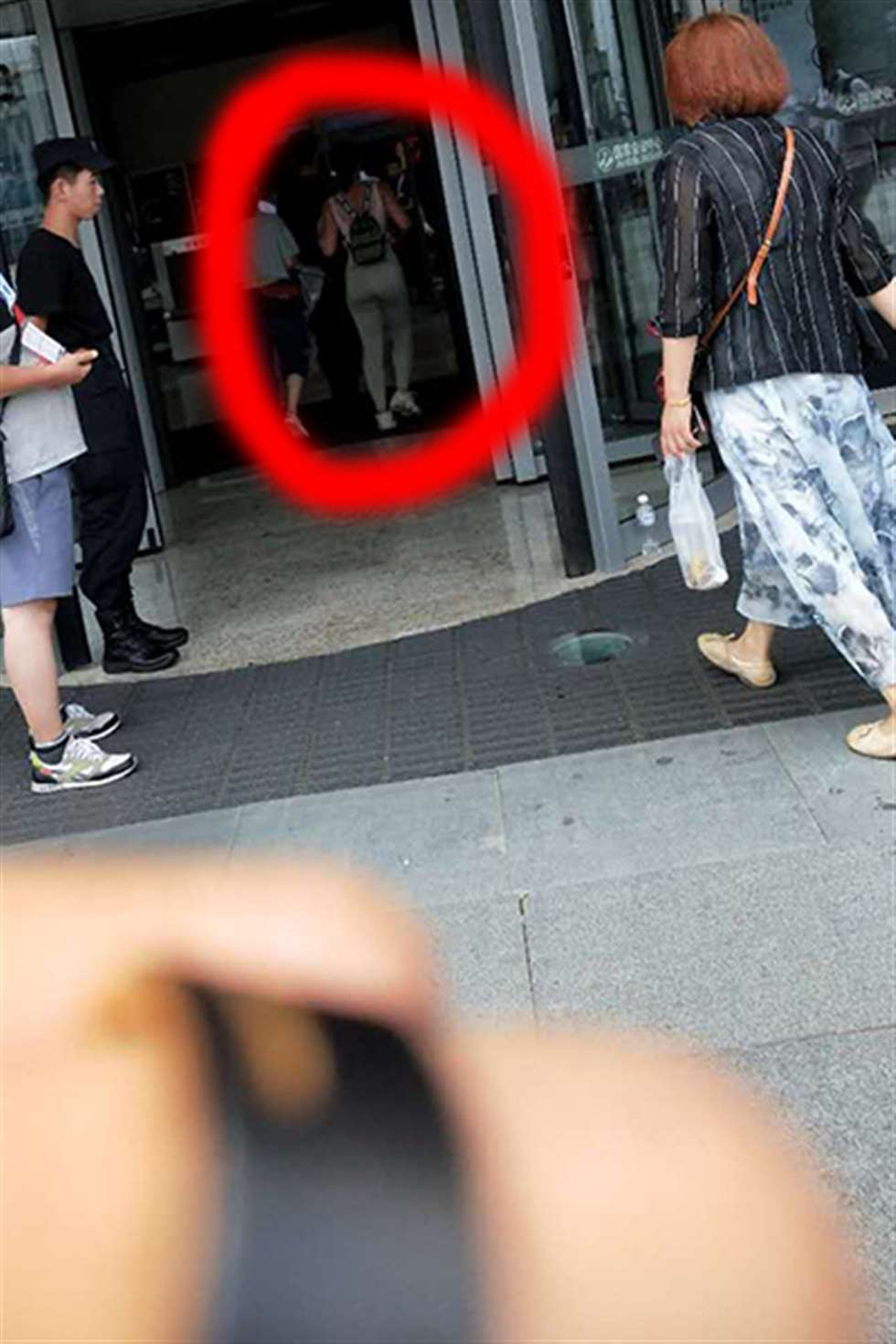 图片[3]-【街拍之魂赛帖】搭讪健身丰臀美女-街拍流行馆