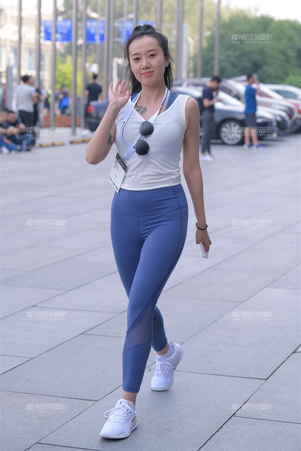 图片[1]-【红石赛贴】开朗的瑜伽裤美女-街拍流行馆