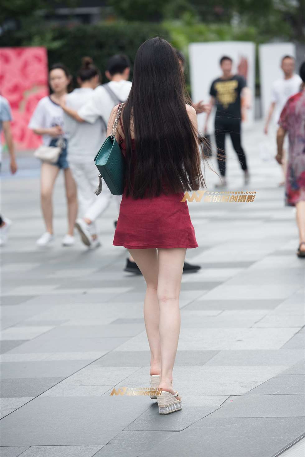 图片[2]-吊带裙美女-街拍流行馆