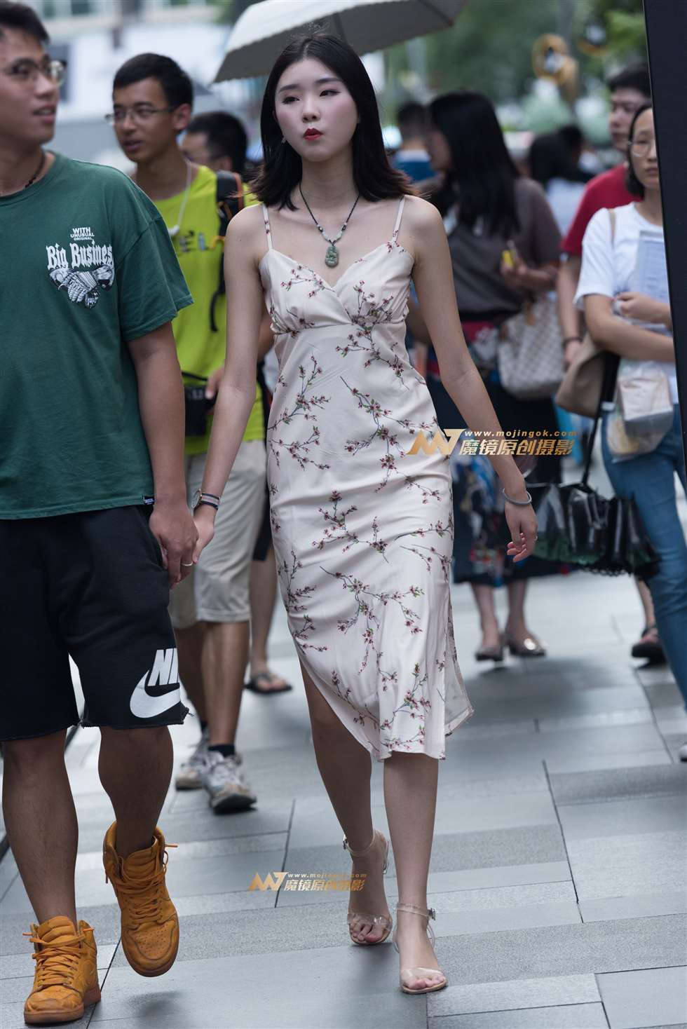 图片[1]-吊带连衣裙美女-街拍流行馆