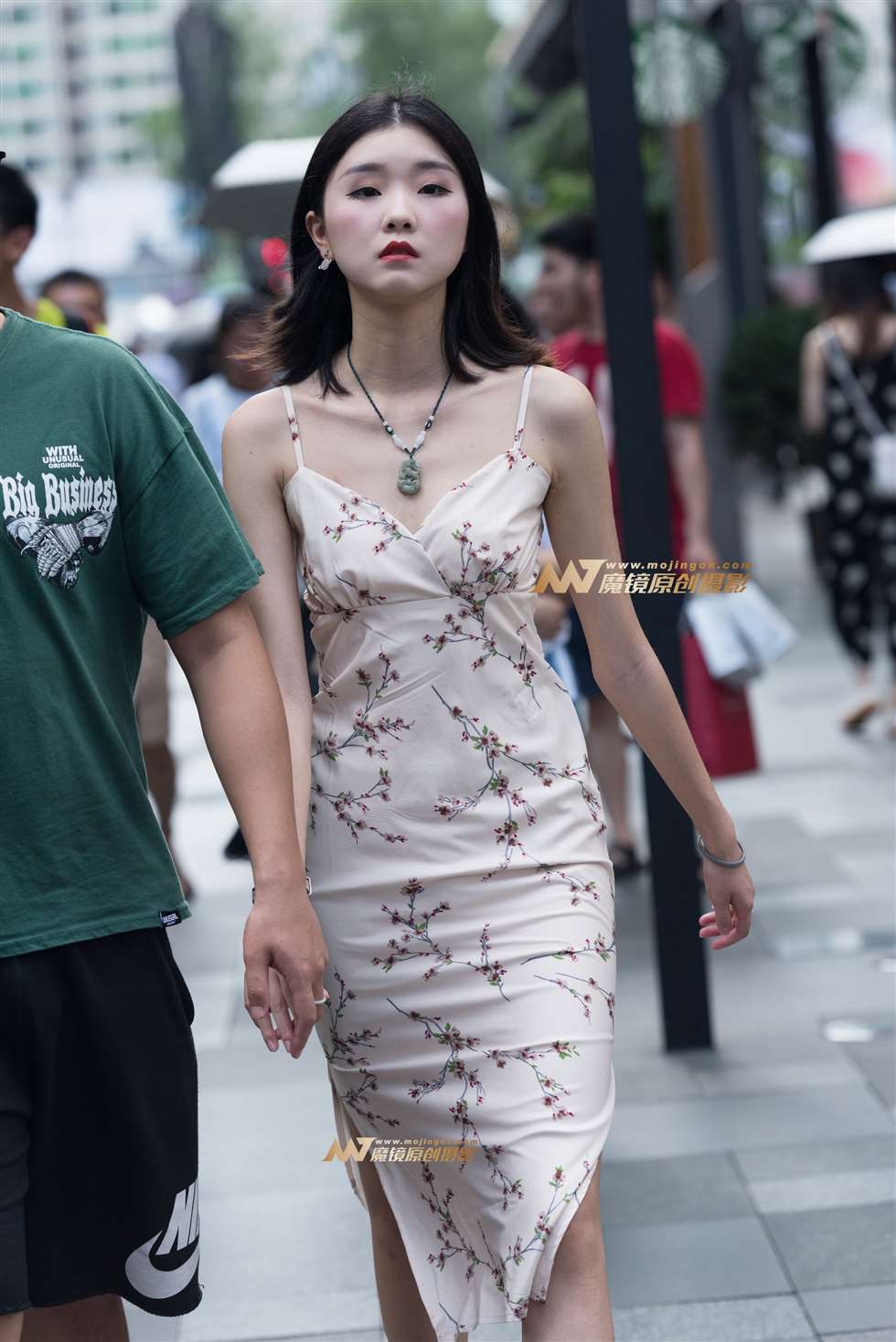 图片[4]-吊带连衣裙美女-街拍流行馆