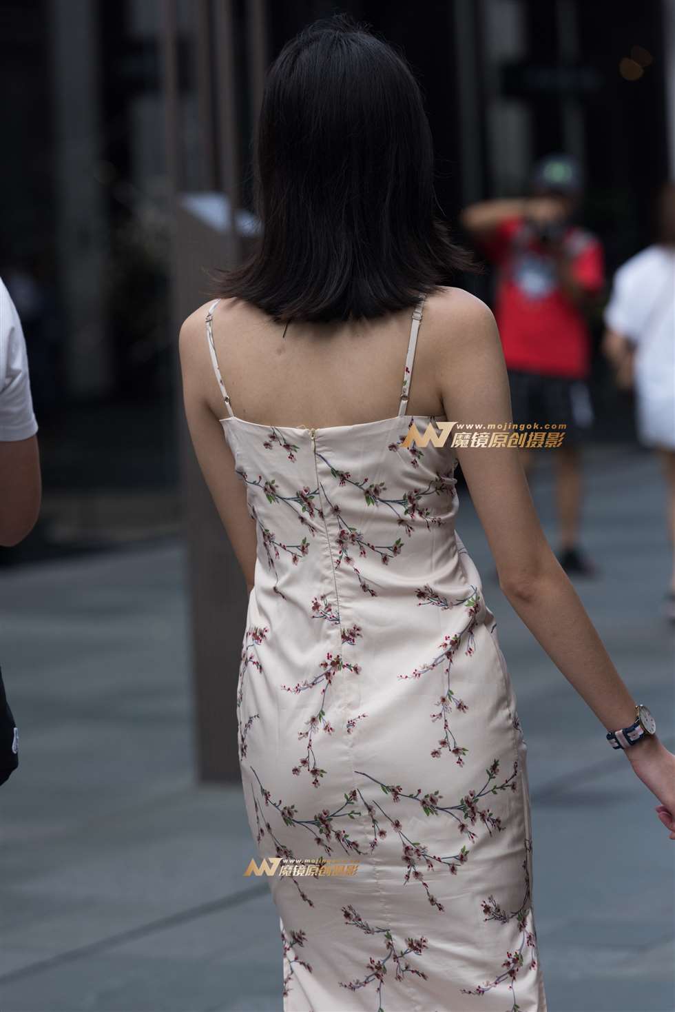 图片[5]-吊带连衣裙美女-街拍流行馆