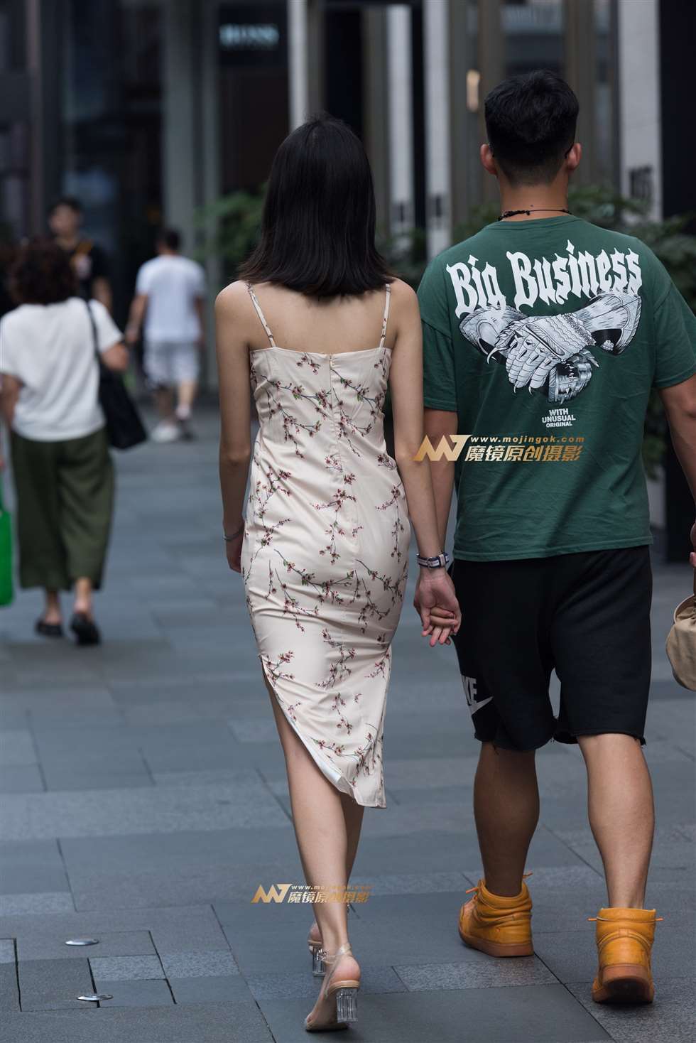 图片[2]-吊带连衣裙美女-街拍流行馆