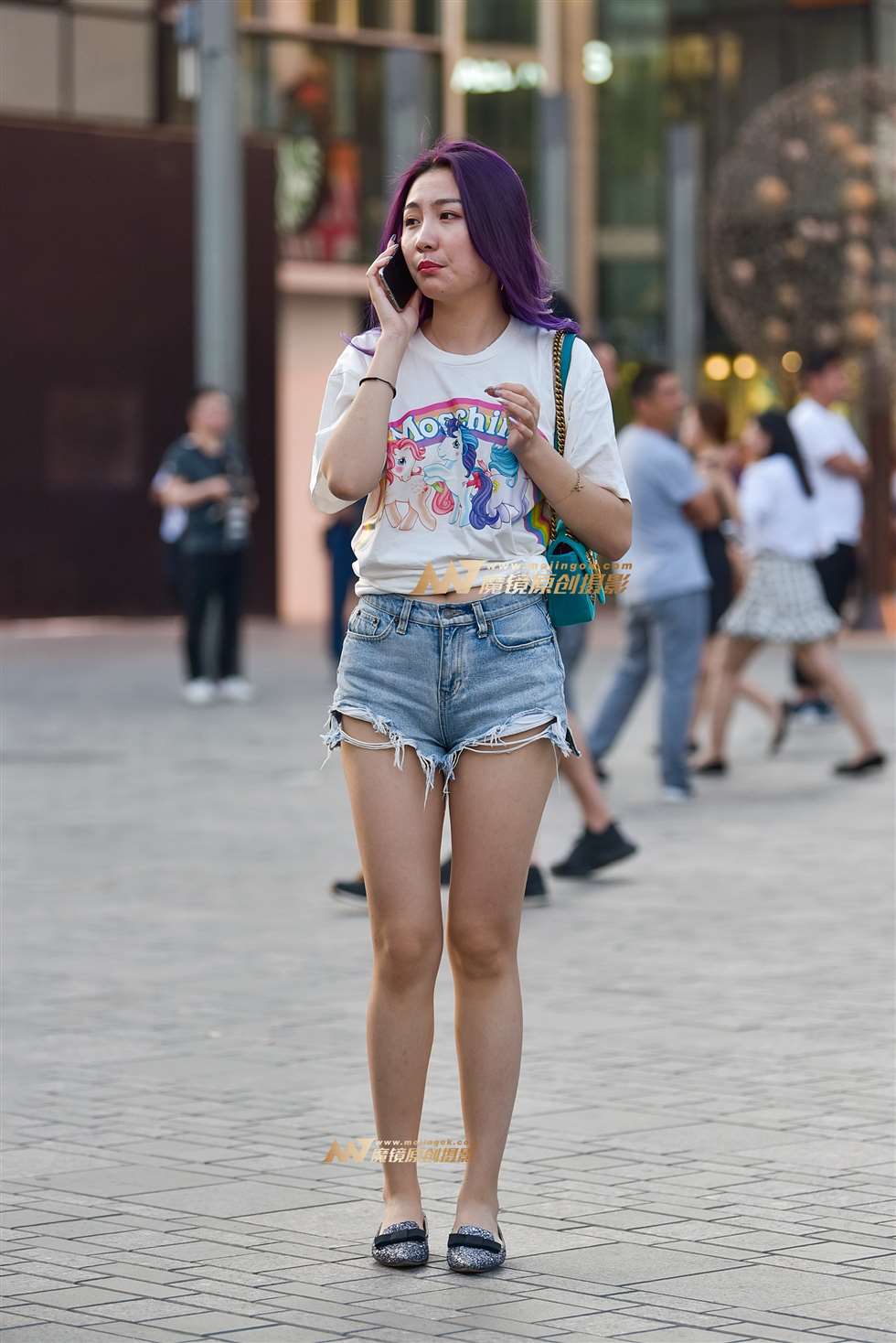图片[3]-打电话的破洞热裤女-街拍流行馆