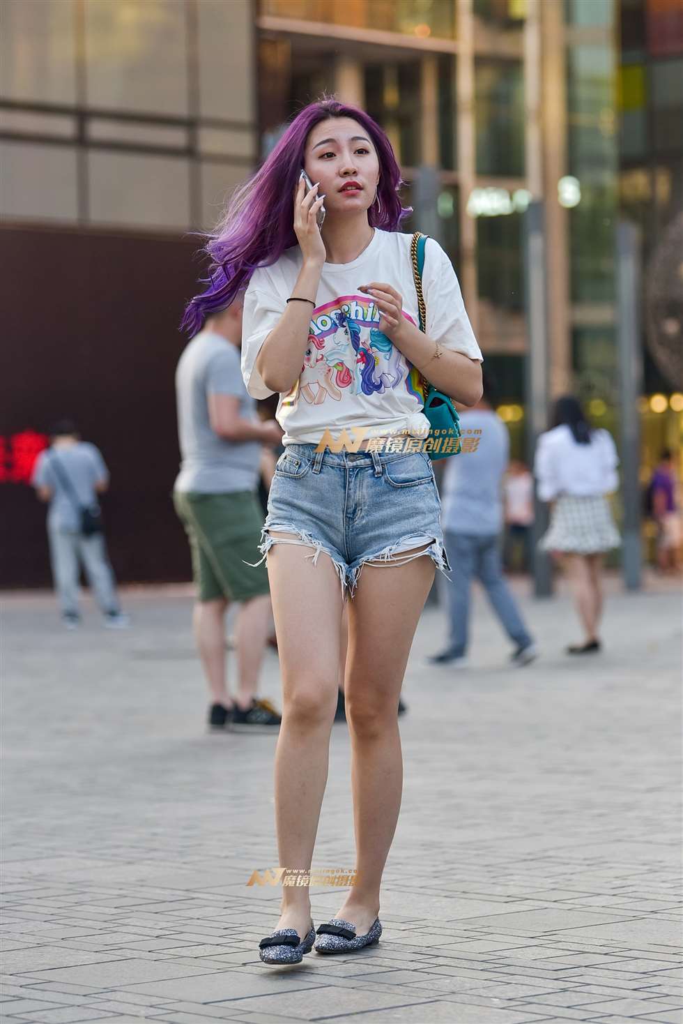 图片[4]-打电话的破洞热裤女-街拍流行馆