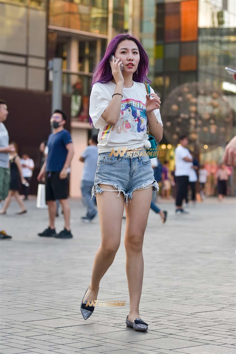 图片[1]-打电话的破洞热裤女-街拍流行馆