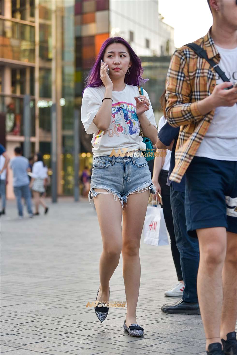 图片[5]-打电话的破洞热裤女-街拍流行馆