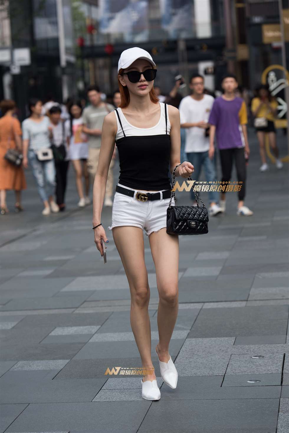图片[3]-墨镜长腿美女-街拍流行馆