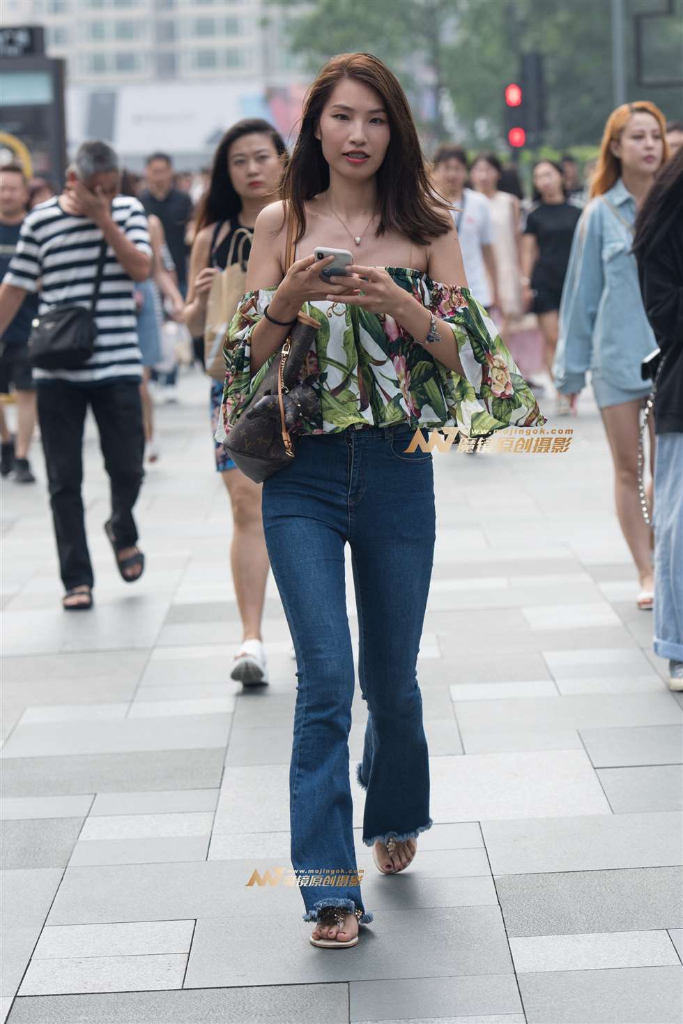 图片[1]-牛仔裤美女-街拍流行馆
