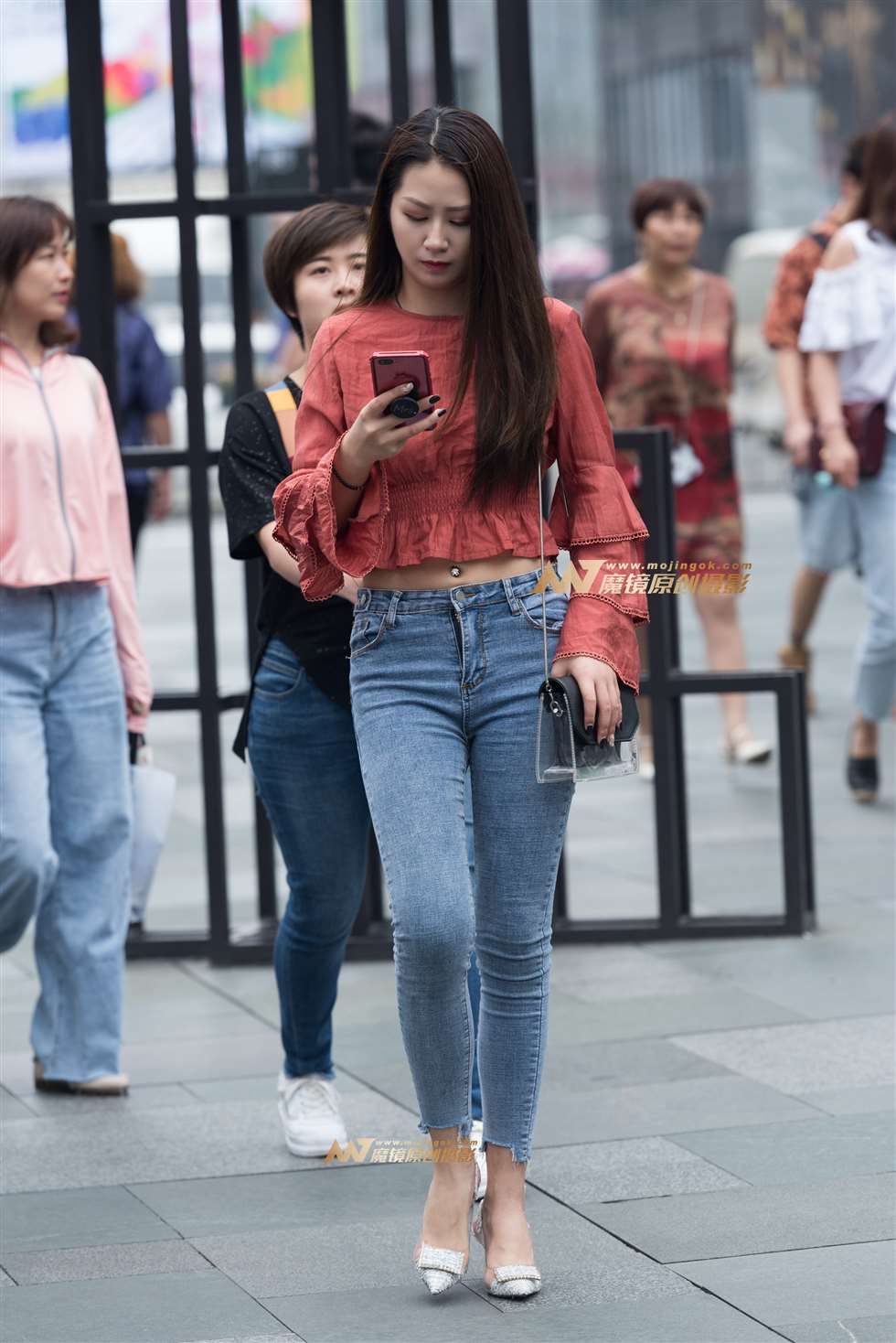 图片[3]-看手机的美女-街拍流行馆