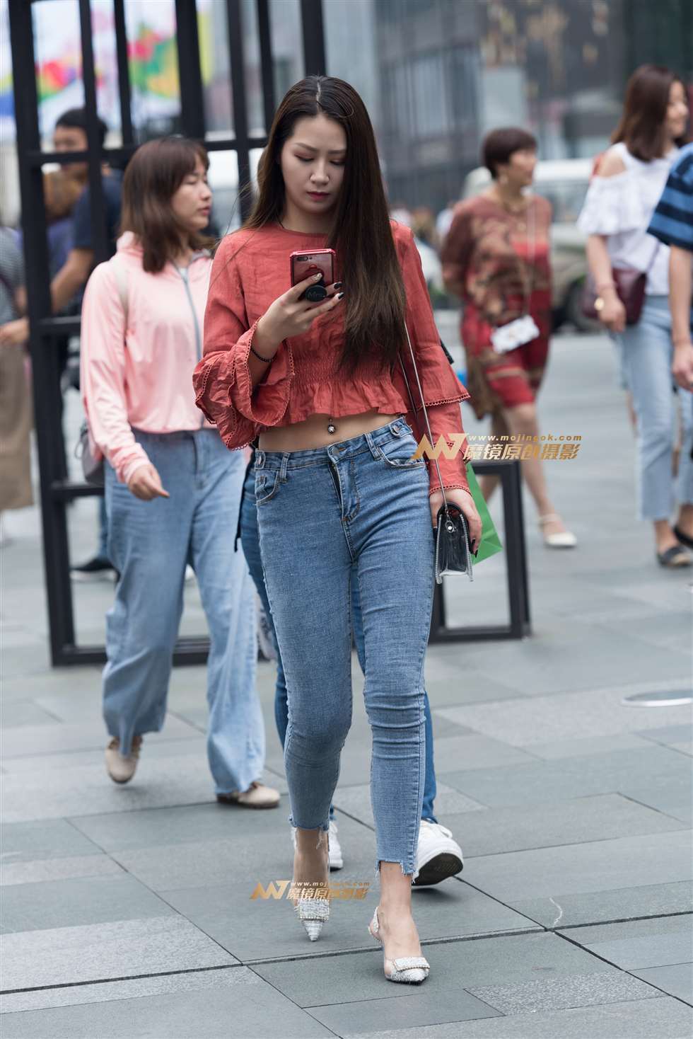 图片[1]-看手机的美女-街拍流行馆