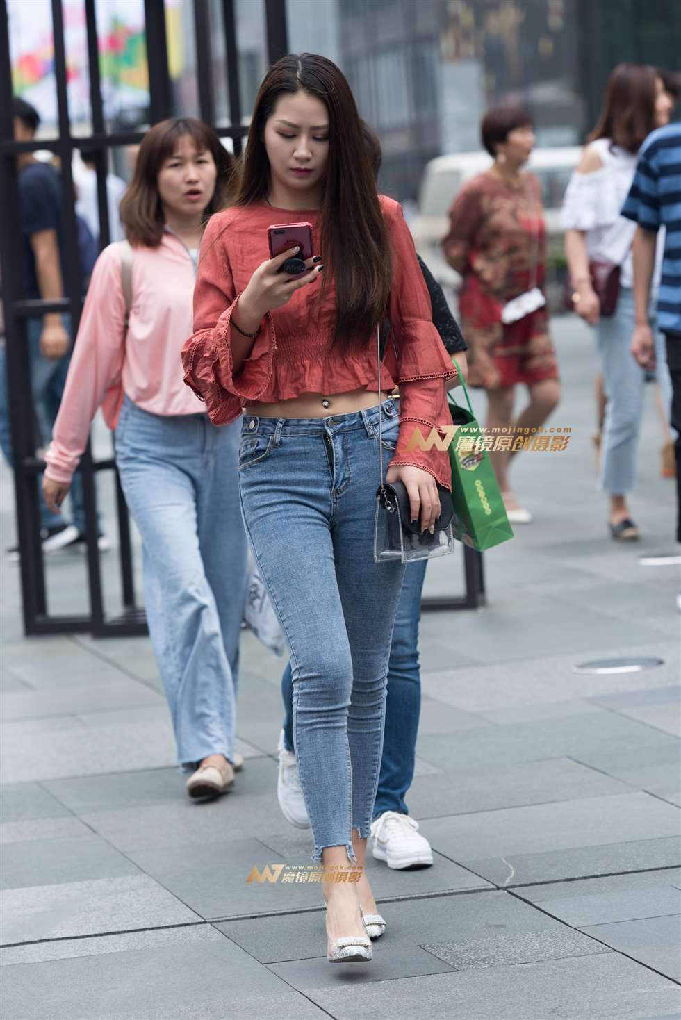 图片[4]-看手机的美女-街拍流行馆