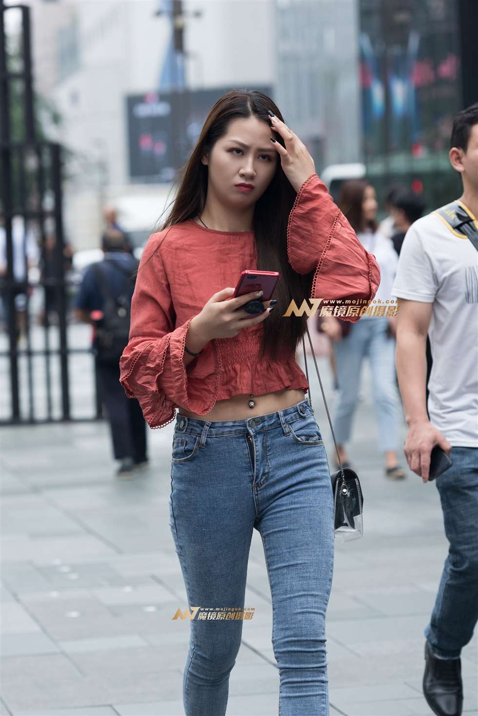 图片[5]-看手机的美女-街拍流行馆