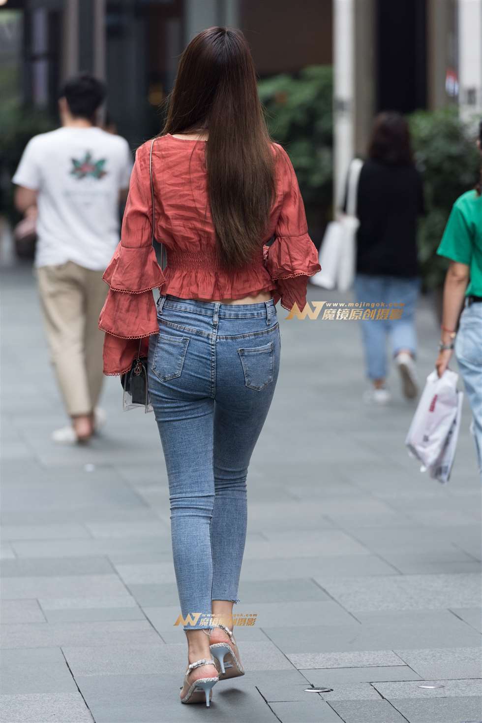 图片[2]-看手机的美女-街拍流行馆