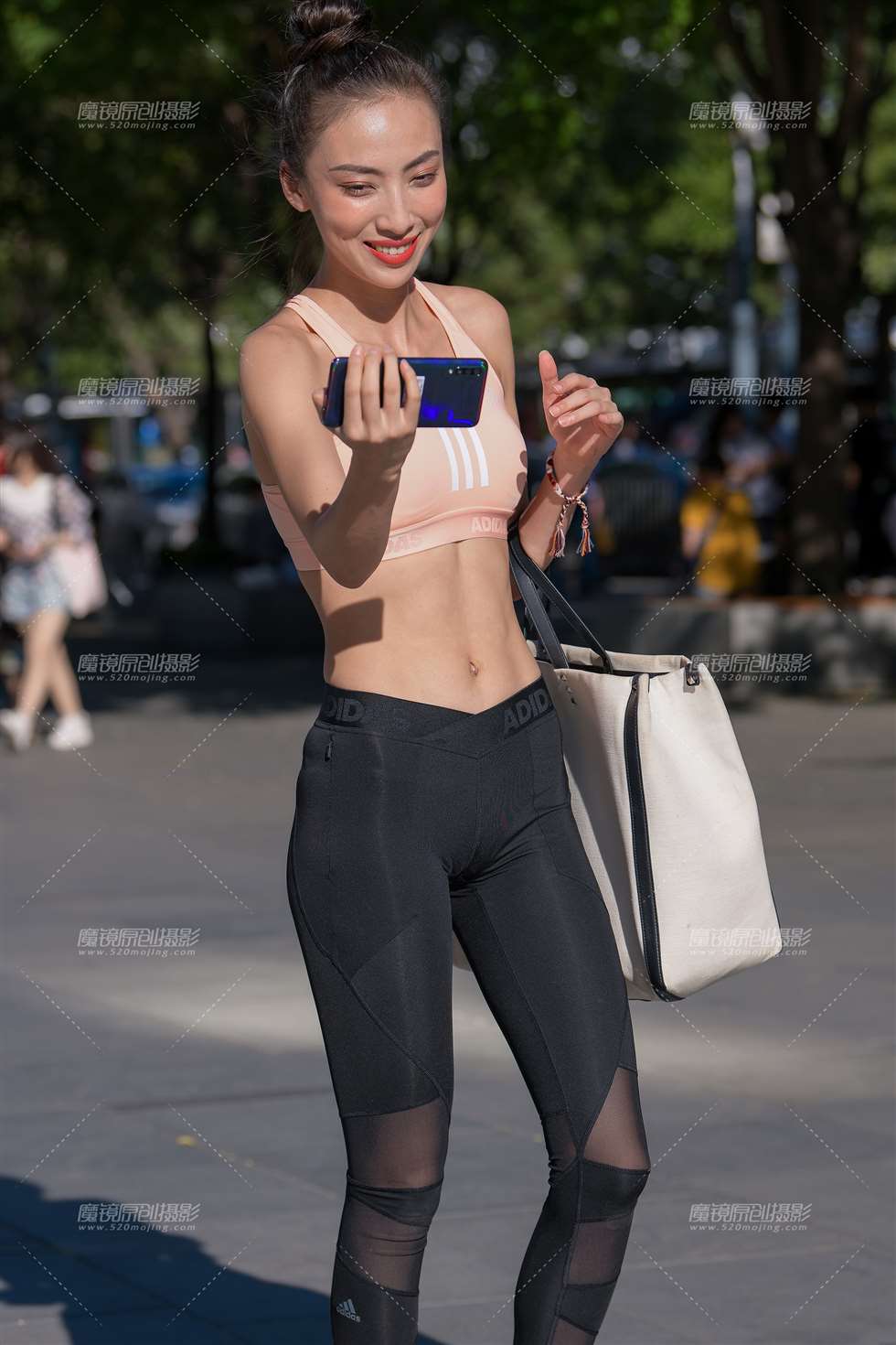 图片[1]-【街拍之魂赛帖】性感紧身黑裤-街拍流行馆
