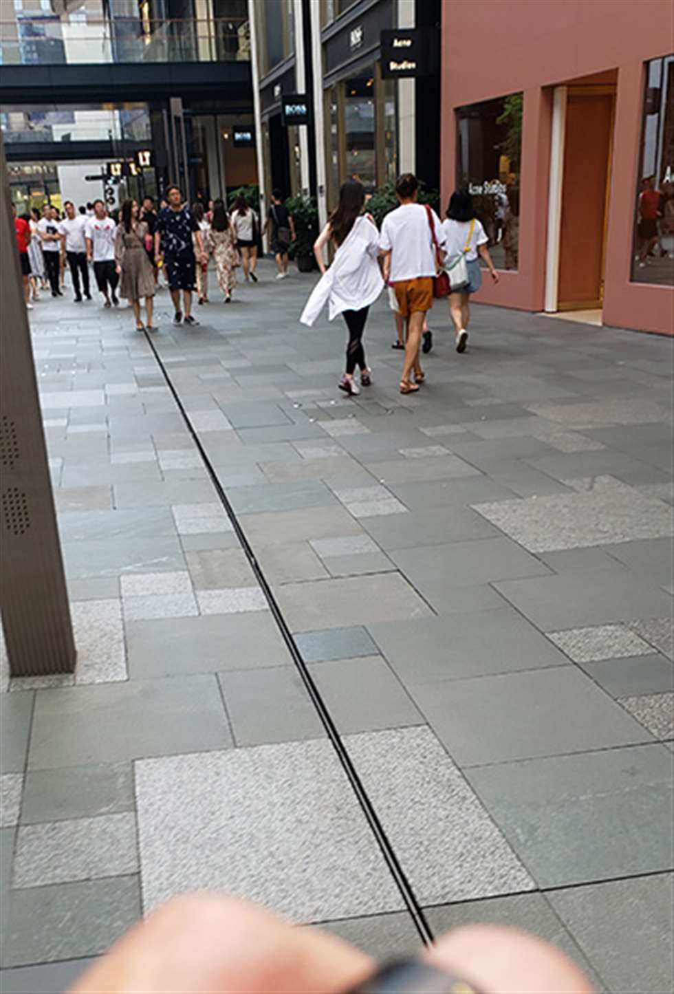 图片[3]-【凯恩赛贴】有些害羞的运动装小妹-街拍流行馆