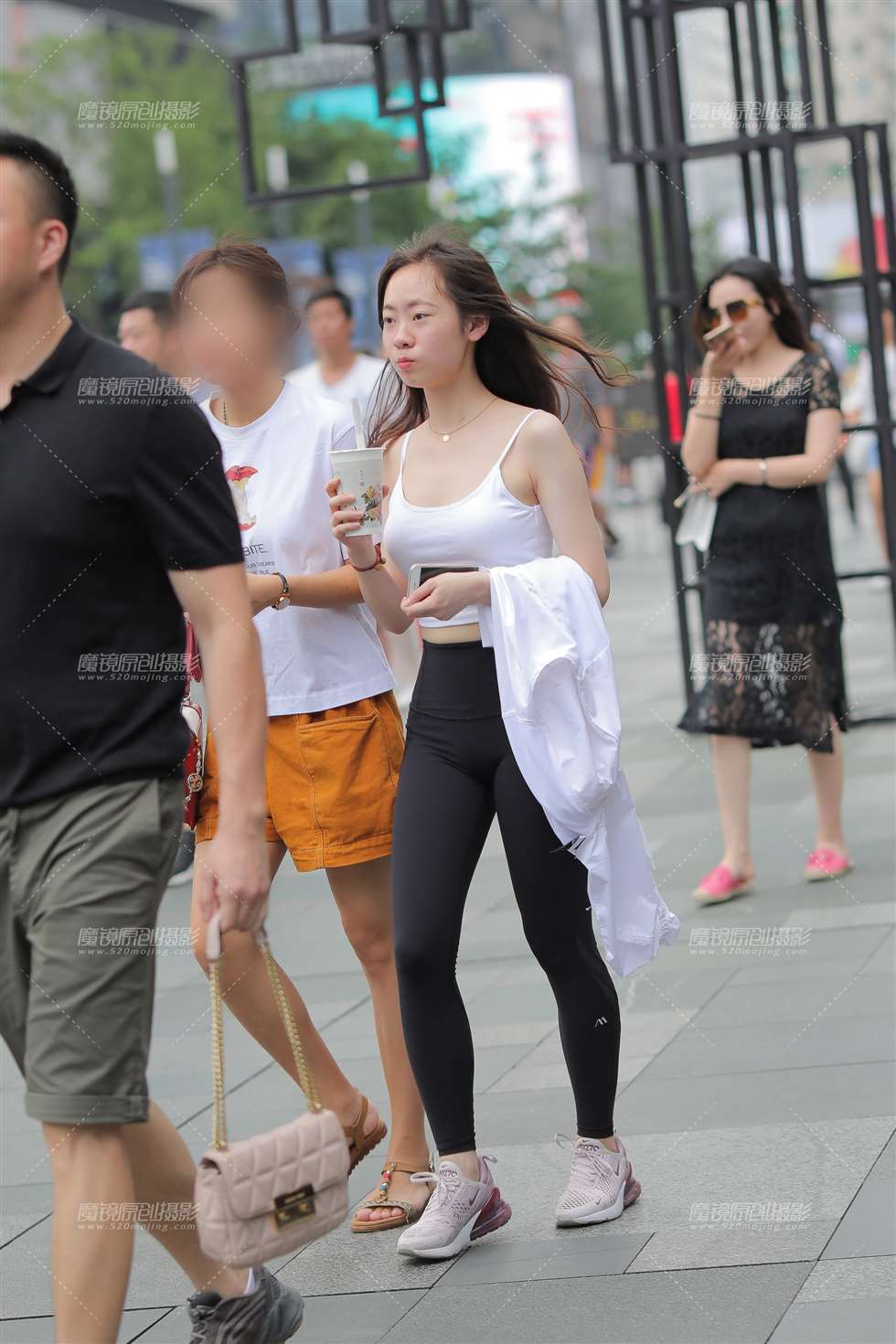 图片[4]-【凯恩赛贴】有些害羞的运动装小妹-街拍流行馆