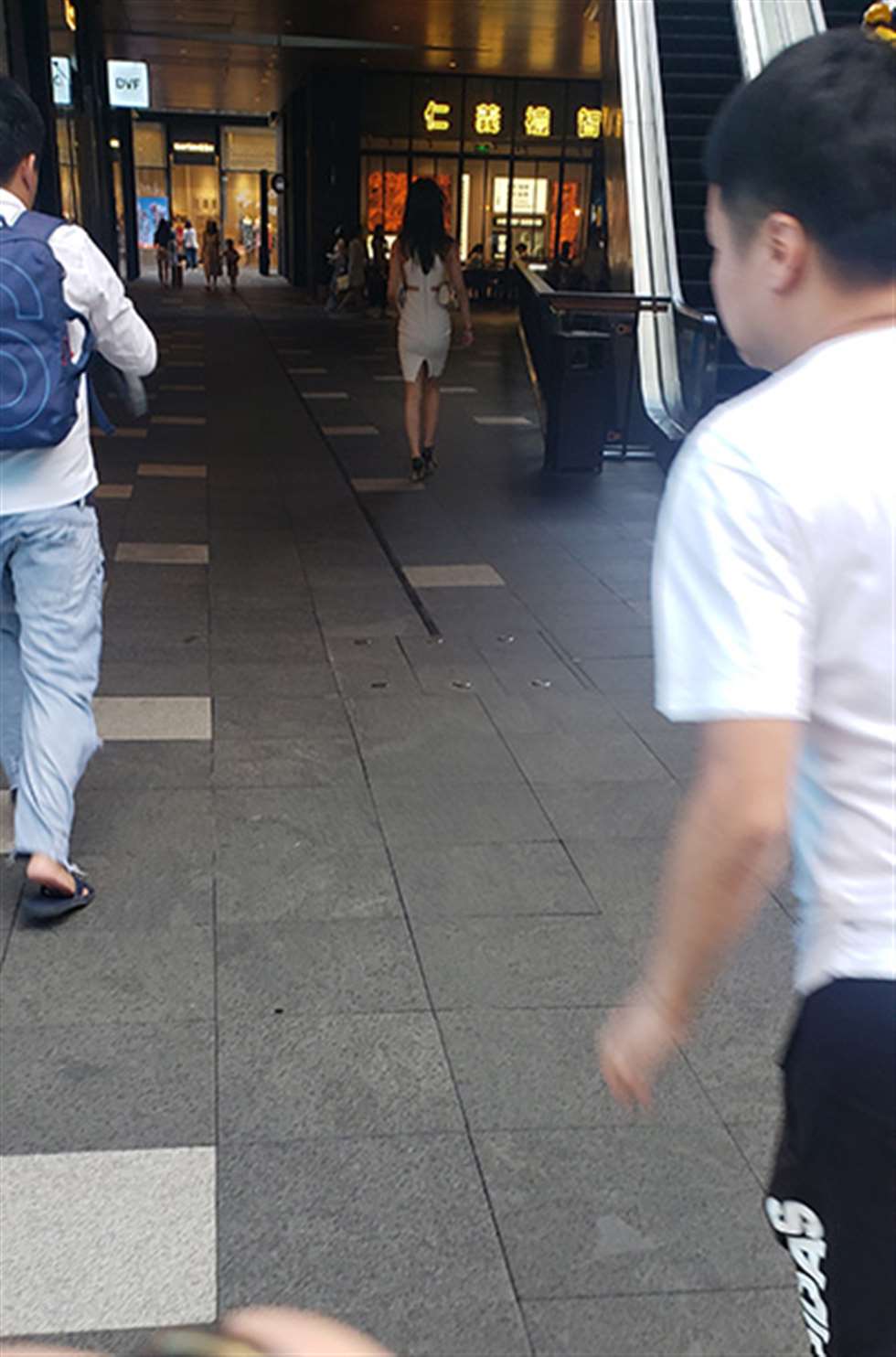 图片[3]-【凯恩赛贴】恬静的美眉 优雅气质-街拍流行馆