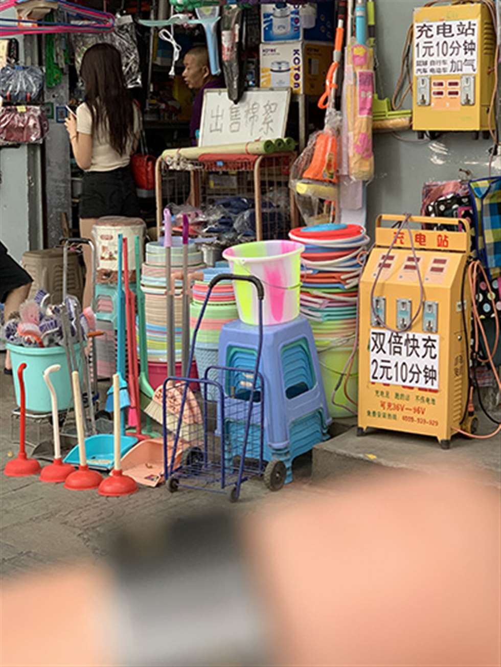 图片[3]-【视觉冲击赛贴】吃午饭，遇见长腿热裤小姐姐-街拍流行馆