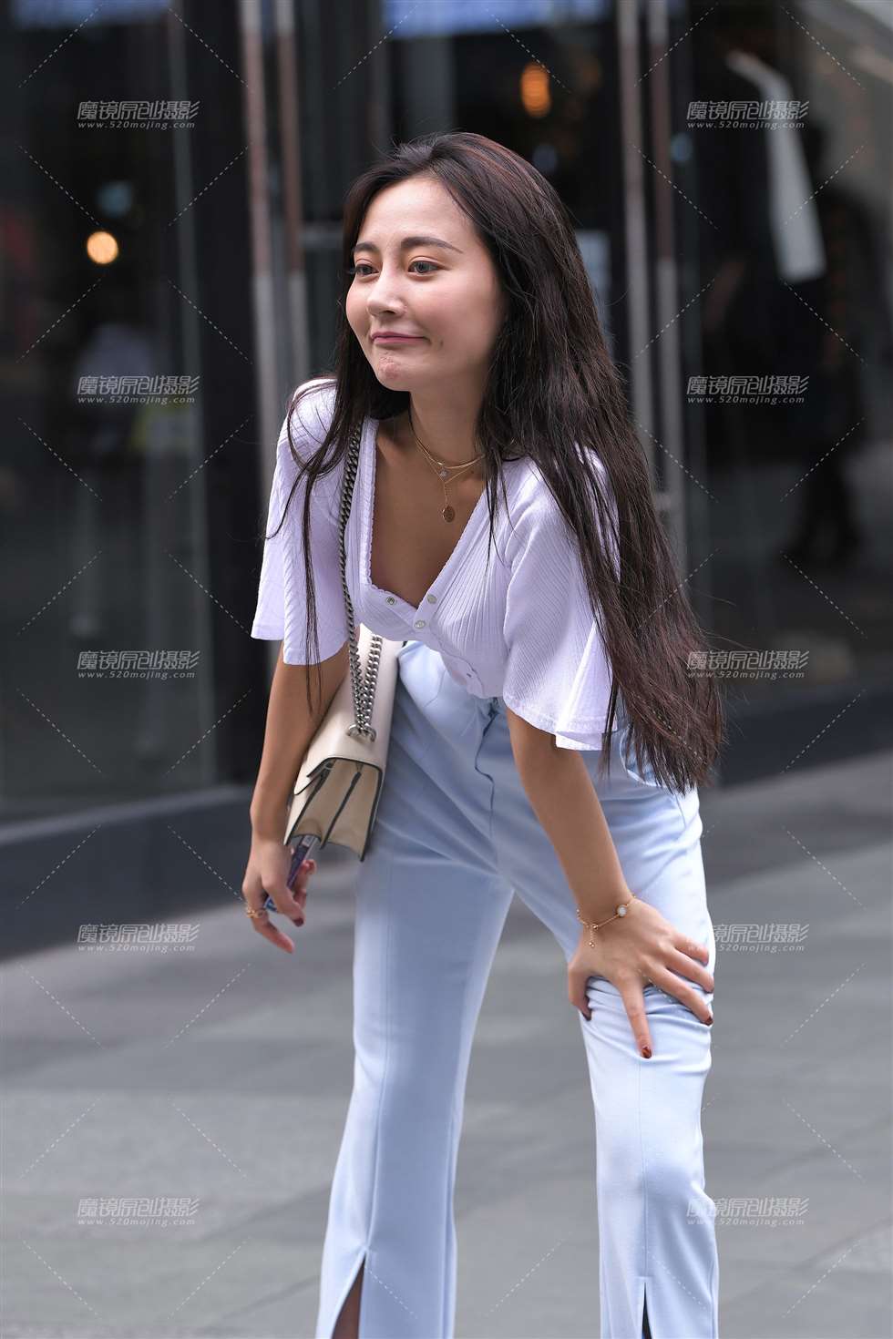 图片[1]-【视觉冲击赛贴】在玩自拍的小姐姐-街拍流行馆