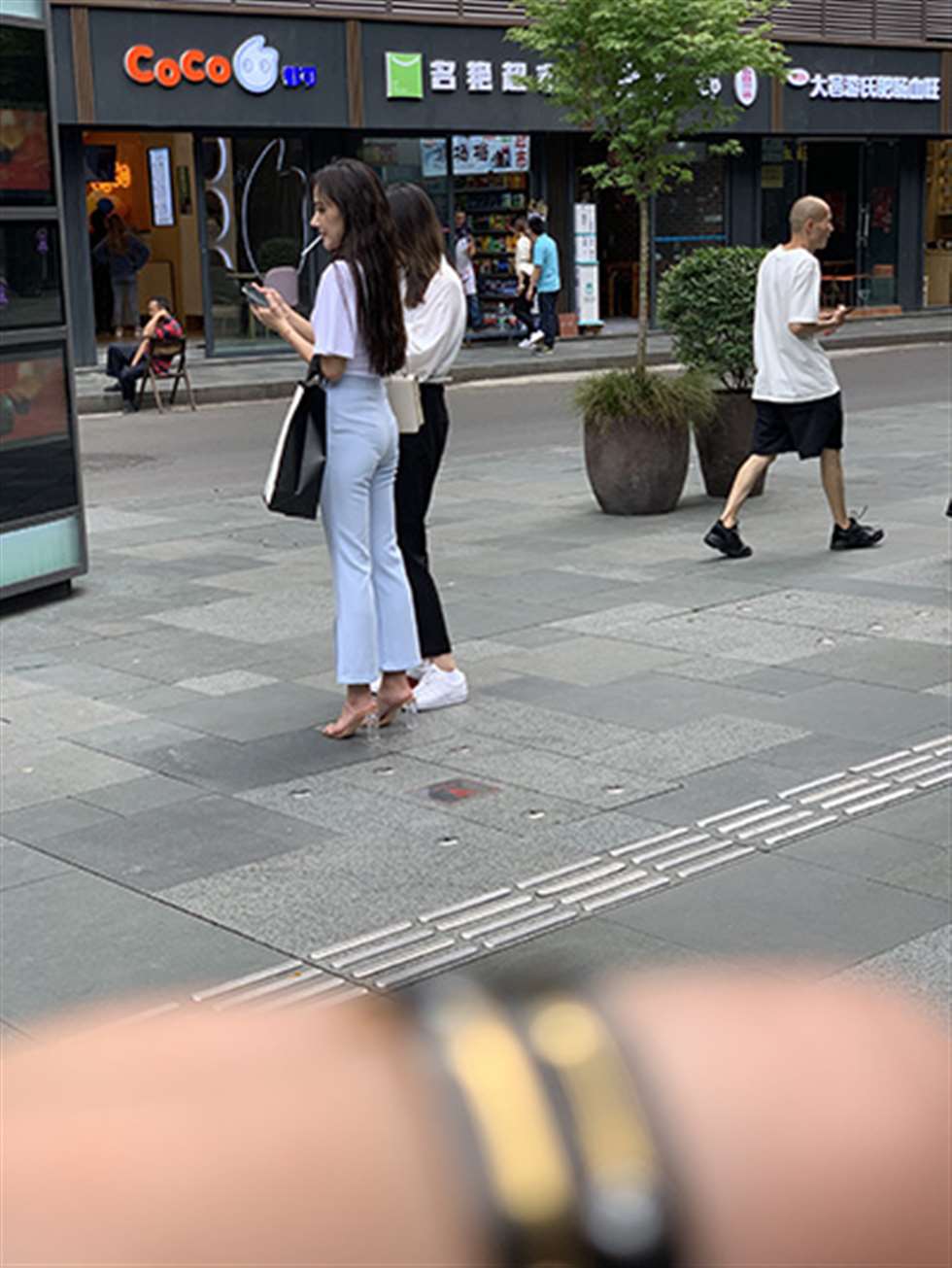 图片[3]-【视觉冲击赛贴】在玩自拍的小姐姐-街拍流行馆
