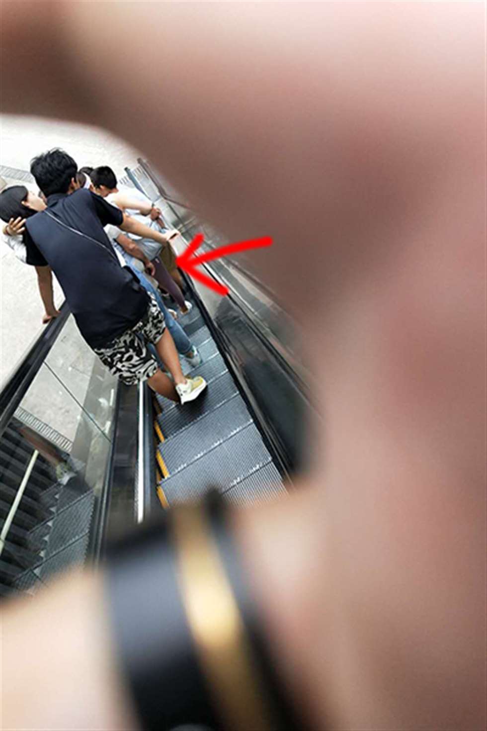 图片[3]-【街拍之魂赛帖】去买上衣的粉色紧身美妇-街拍流行馆